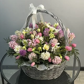 Корзина весенних цветов