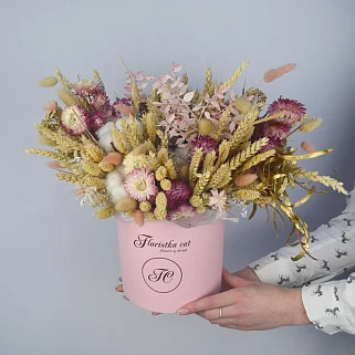 Букет сухоцветов в шляпной коробке