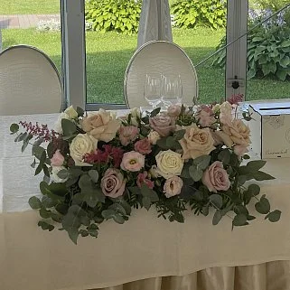 Персиково-розовая