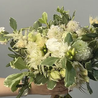 Раскидистый лесной свадебный букет невесты