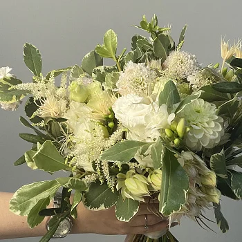 Раскидистый лесной свадебный букет невесты