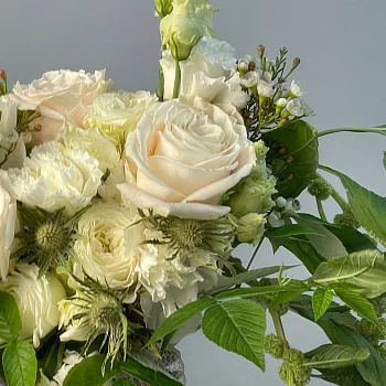 Классический свадебный букет невесты в садовом стиле