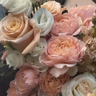 Персиковый раскидистый свадебный букет невесты