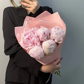 Букет из 5 розовых пионов