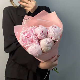 Букет из 5 розовых пионов