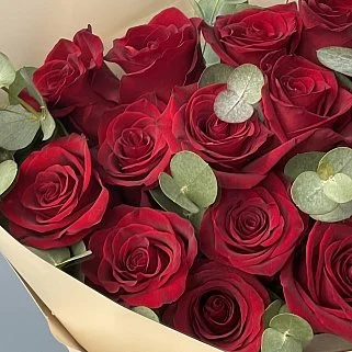 Букет красных роз Explorer и эвкалипта M