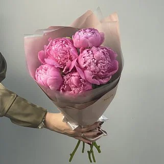 Букет из 5 ярко-розовых пионов
