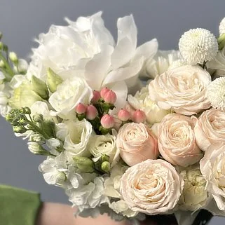 Нежный персиковый свадебный букет невесты