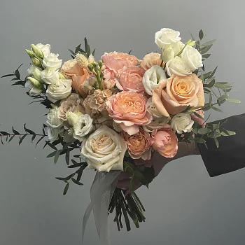 Персиковый раскидистый свадебный букет невесты