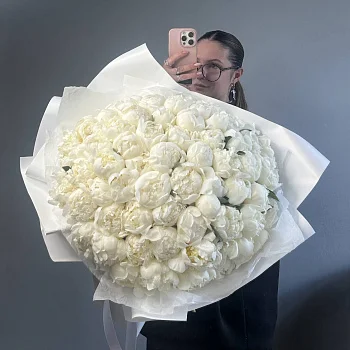 Букет из 101 белого пиона