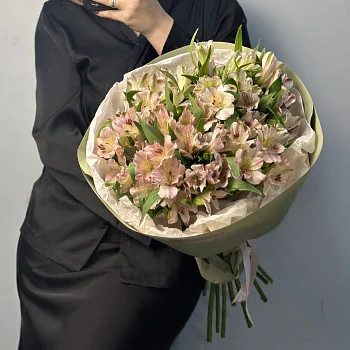 Букет из 11 розовых альстромерий