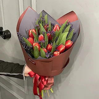 Букет из 15 красных тюльпанов с лимониумом