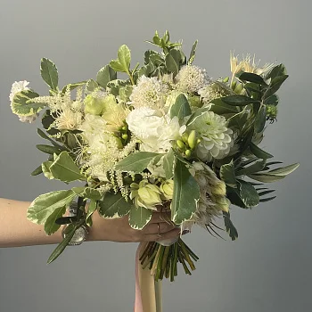 Раскидистый лесной свадебный букет невесты