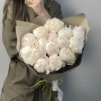 Букет из 15 белых пионов