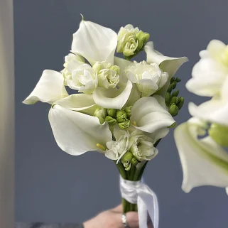 Свадебный букет невесты из калл и фрезии