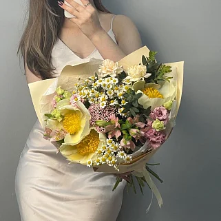 Сборный букет с пионами в садовом стиле