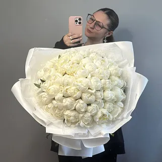 Букет из 51 белого пиона