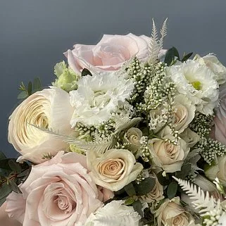 Нежный классический свадебный букет невесты