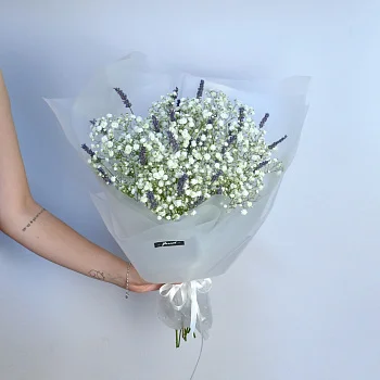 Букет из гипсофилы и лаванды