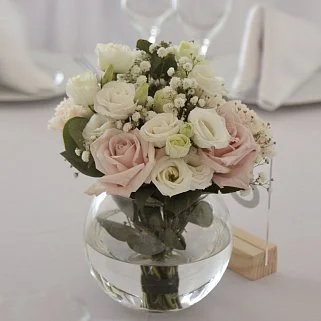 Букет для стола гостей в розовых оттенках