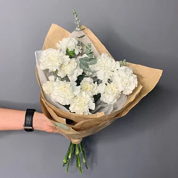 Букет из 15 белых гвоздик с эвкалиптом