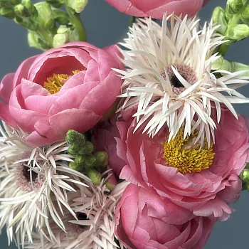 Розовый раскидистый свадебный букет невесты