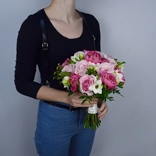 Круглый свадебный букет невесты в розовых оттенках