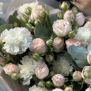 Дуо-букет роз Bombastic и белых гвоздик L