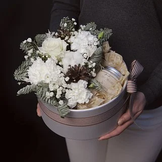 Белая зимняя коробочка с соевой свечой