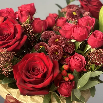 Красная цветочная композиция