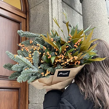 Зимний букет для дома с желтым илексом