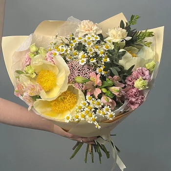 Сборный букет с пионами в садовом стиле