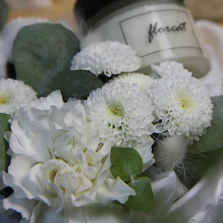 Цветочная композиция со свечой Вайт S