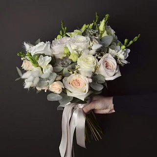 Нежный свадебный букет невесты с суккулентом