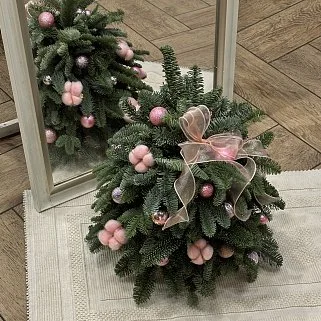 Ёлочка с розово-лиловым декором