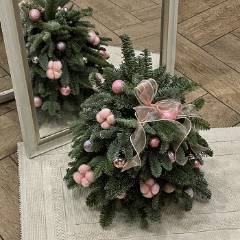 Ёлочка с розово-лиловым декором