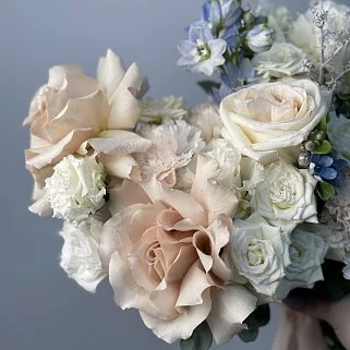 Свадебный букет невесты с голубыми акцентами