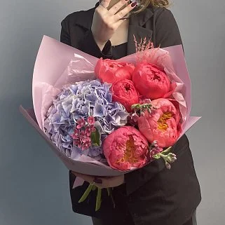 Сборный букет гортензий и пионов Эмили