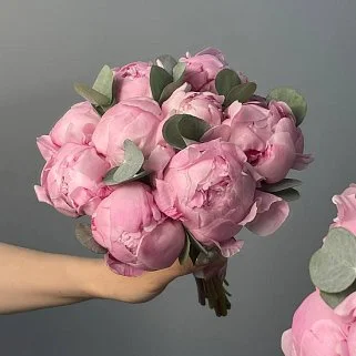 Свадебный букет невесты из 9 розовых пионов и эвкалипта