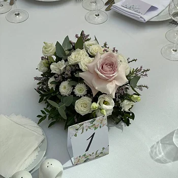 Нежная композиция на стол гостей на поддоне