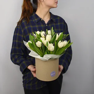 Букет в шляпной коробке из 15 белых тюльпанов с лавандой