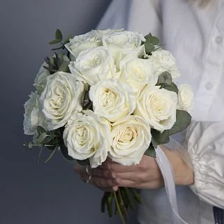 Свадебный букет невесты из 15 роз Playa Blanca и эвкалипта