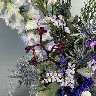 Мужской букет с дельфиниумом