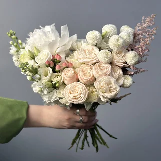 Нежный персиковый свадебный букет невесты