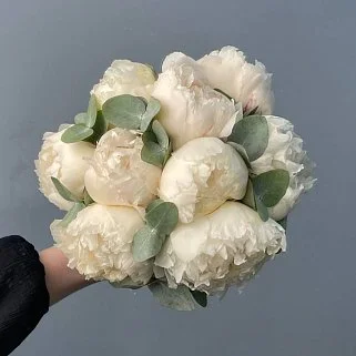 Свадебный букет невесты с белыми пионами