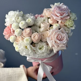 Розовая цветочная композиция