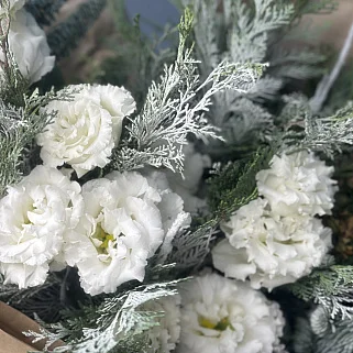 Зимний букет с эустомой (лизиантусом)