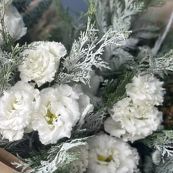 Зимний букет с эустомой (лизиантусом)