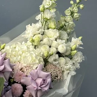 Сборный букет в лиловых оттенках