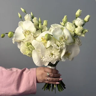 Нежный свадебный букет невесты с орхидеей